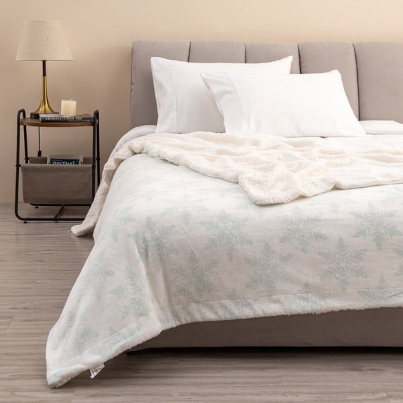 Great Bay Home Cozy Plush / Sherpa Reversible Throw Blanket, King, Pale Blue Snowflake