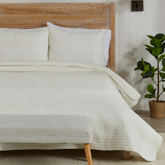Great Bay Home Curtain Stripe Reversible Reversible Quilt Set With Shams (Full / Queen, Cream)