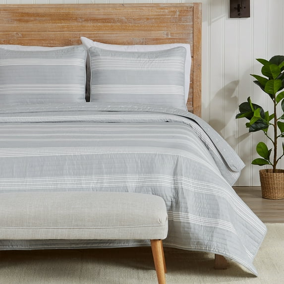 Great Bay Home Curtain Stripe Reversible Reversible Quilt Set With Shams (Full / Queen, Grey)
