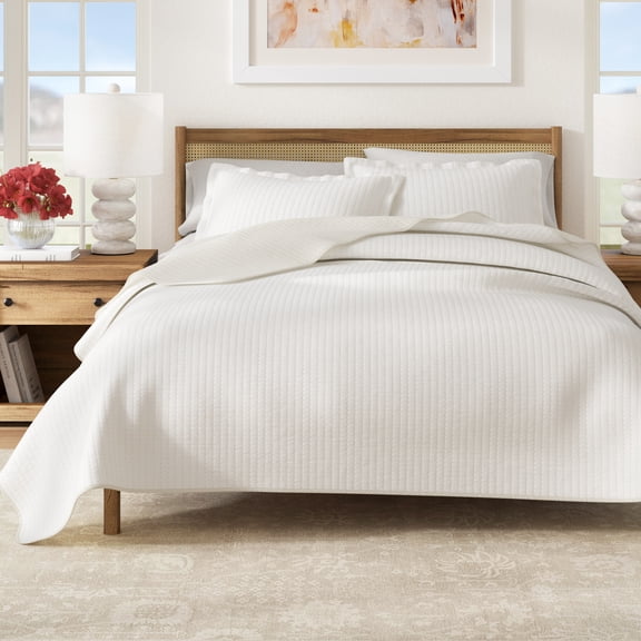 Solid Quilt Set - Lightweight, Soft, All-Season - 3-Piece Reversible Channel Stitched Bedding Set (Full / Queen, White)