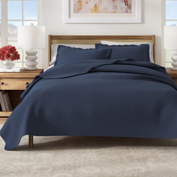Solid Quilt Set - Lightweight, Soft, All-Season - 2-Piece Reversible Channel Stitched Bedding Set (Twin / Twin XL, Navy)