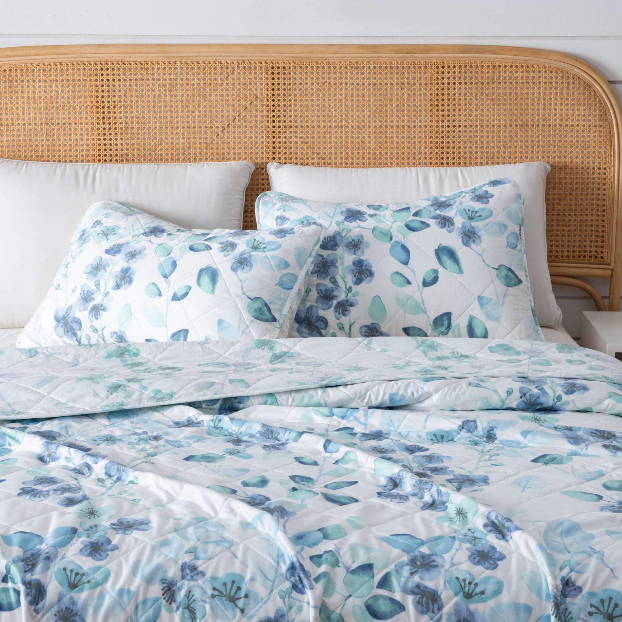 Miranda Blue Floral Reversible Microfiber Full/Queen Quilt Set