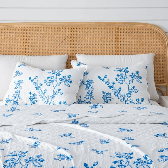 Great Bay Home Floral Reversible Reversible Quilt Set With Shams (Full / Queen, Raelynn)