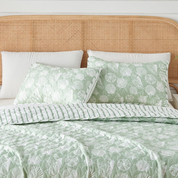 Great Bay Home Green Seashell Microfiber Reversible Quilt Set With Shams (King, Large Seashells)