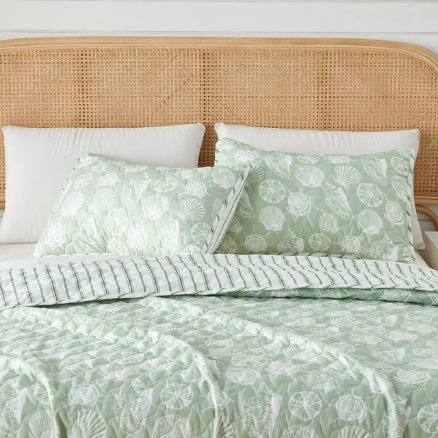 Great Bay Home Green Seashell Microfiber Reversible Quilt Set With Shams (Twin, Large Seashells)