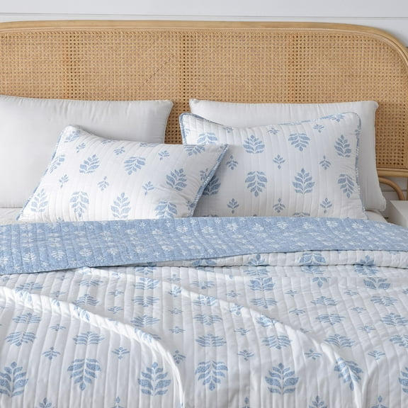Great Bay Home Intricate French Floral Design Reversible Reversible Quilt Set With Shams (King, Colette - Blue)