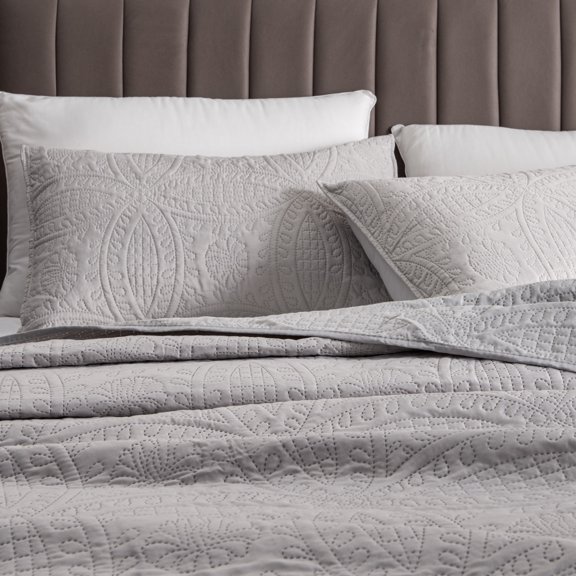 Great Bay Home Pinsonic Medallion Reversible Quilt Set With Shams (King / California King, Light Grey)