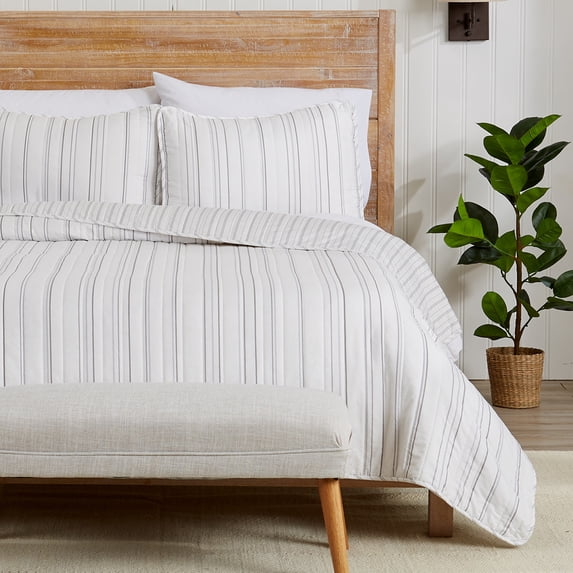 Great Bay Home Reversible All-Season Reversible Quilt Set With Shams (King, Grey)