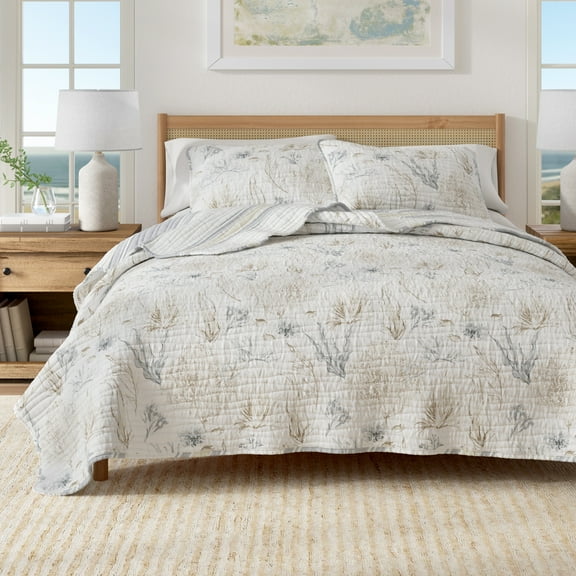 Great Bay Home Sophisticated Coastal Quilt Set with Shams (Twin / Twin XL, Sea Maze)