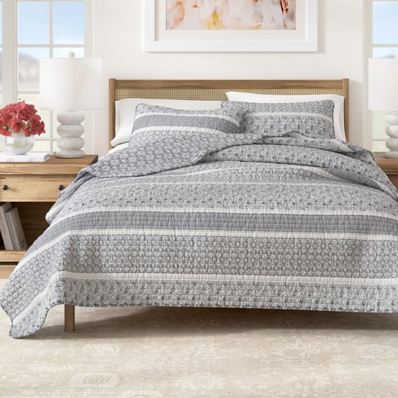 Striped Quilt Set - Lightweight, Soft, All-Season - 3-Piece Reversible Paisley Bedding Set (King / California King, Grey)
