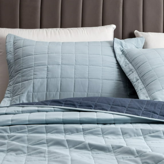 Great Bay Home Two-Tone Reversible Reversible Quilt Set With Shams (King, Chambray / Indigo)