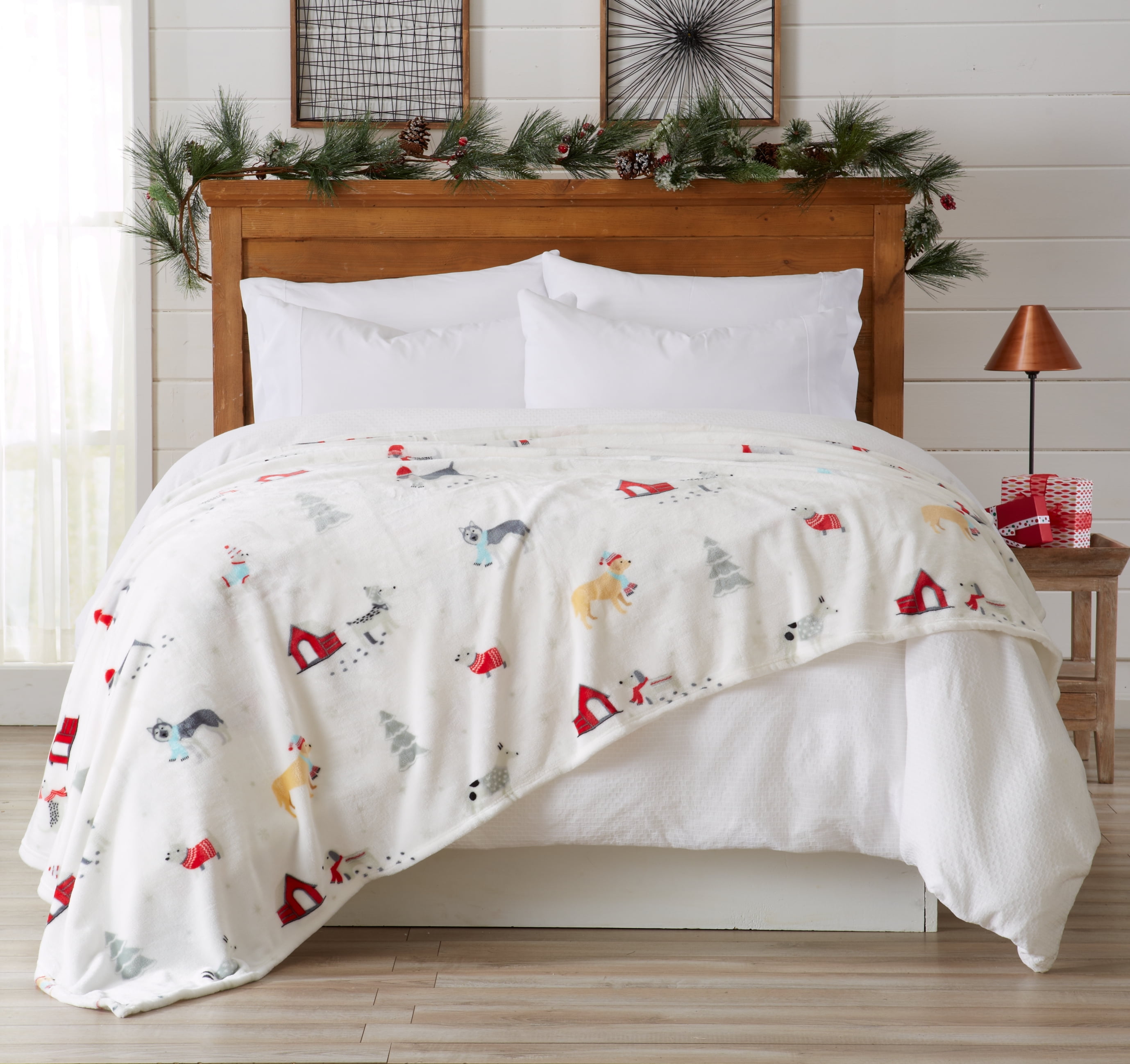 Great Bay Home Velvet Plush Holiday Printed Bed Blanket (Twin, Pups in the Snow)