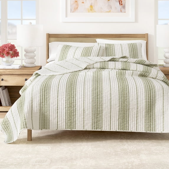 Striped Quilt Set - Lightweight, Soft, All-Season - 3-Piece Reversible Farmhouse Bedding Set (Full / Queen, White / Green)