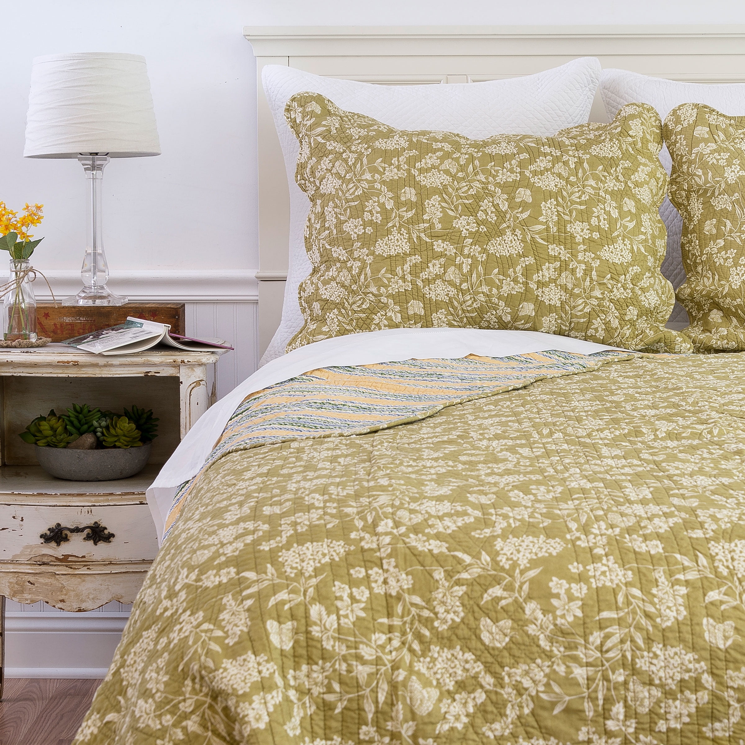 Green and White Cotton Reversible Full Quilt Set