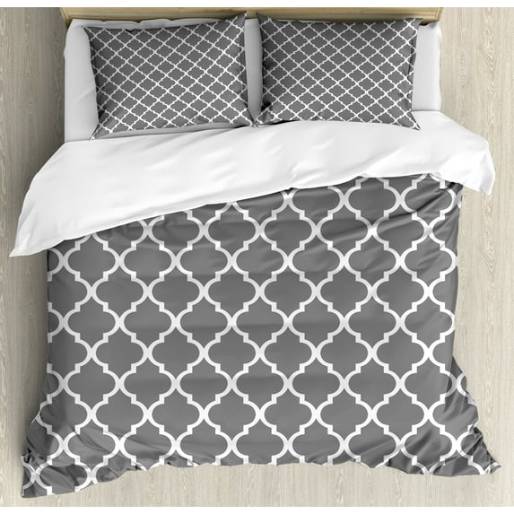 Grey Duvet Cover Set, Quatrefoil Pattern Barbed Design Geometric Leaf Print Lattice Country Life Inspired, Decorative 3 Piece Bedding Set with 2 Pillow Shams, Calking Size, Grey White, by Ambesonne