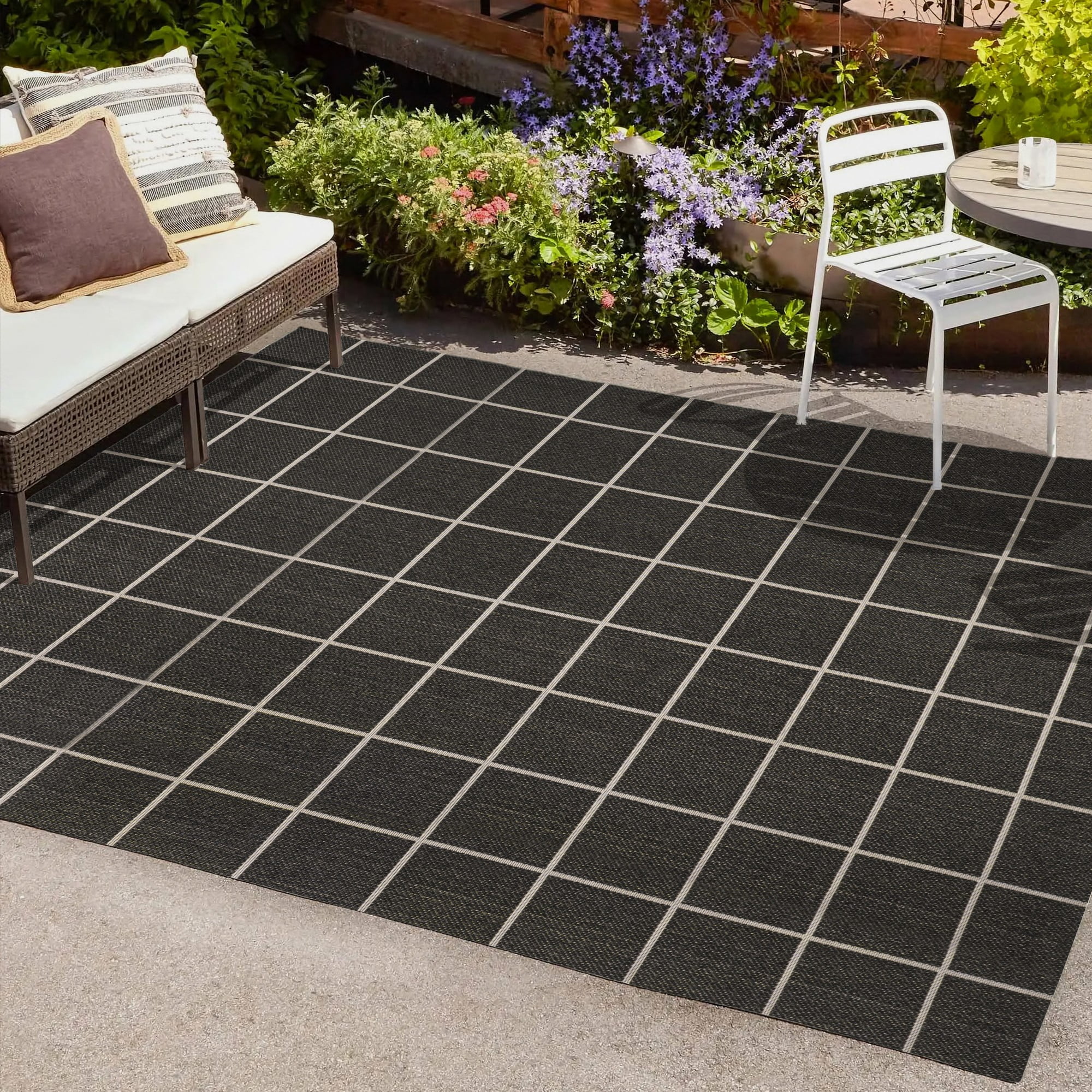 Mid-Century Modern Geometric Black and Cream 4' x 6' Indoor/Outdoor Rug
