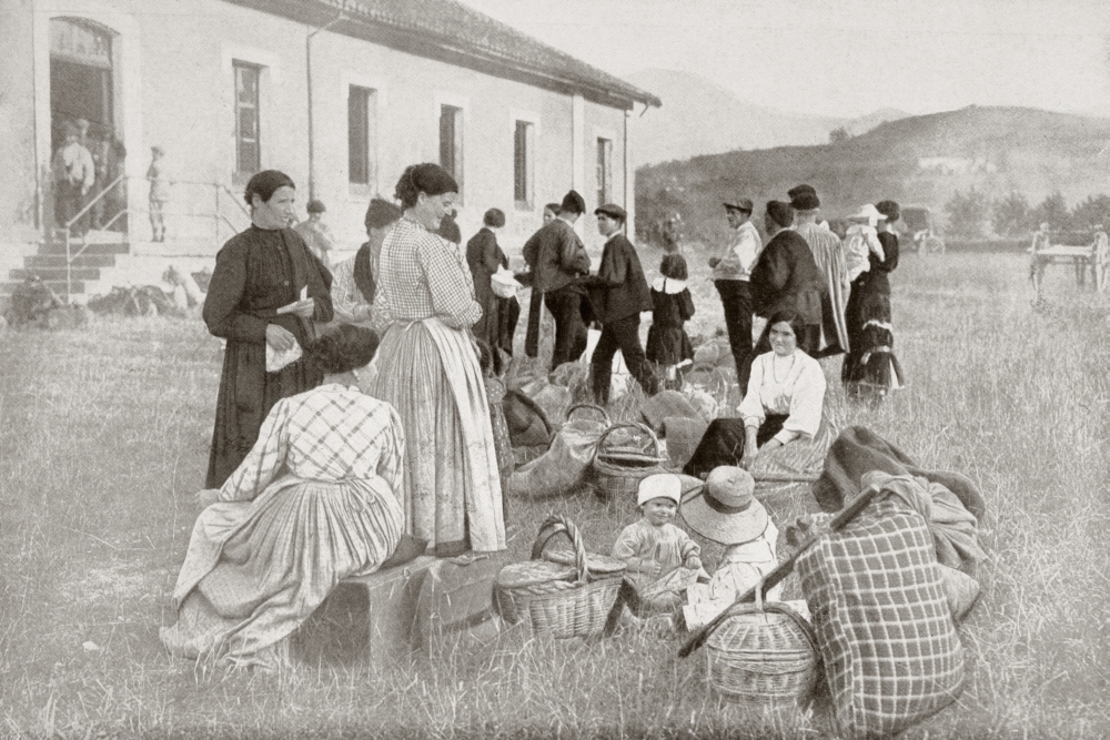 Group Of Spanish Citizens Repatriated From France To Irun Spain In 1914 During The First World War From La Esfera 1914 Canvas Art - Ken Welsh  Design Pics (18 x 12)