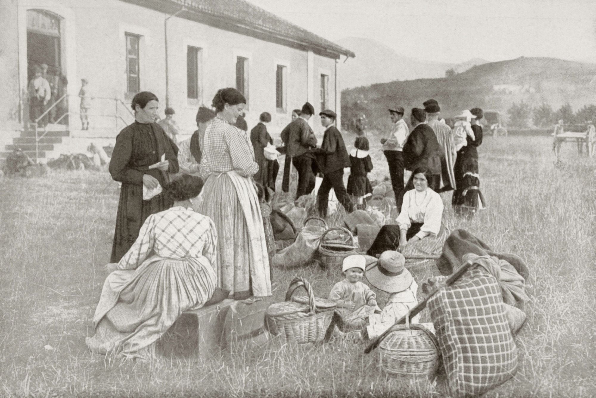 Group Of Spanish Citizens Repatriated From France To Irun Spain In 1914 During The First World War From La Esfera 1914 Canvas Art - Ken Welsh Design Pics (36 x 24)