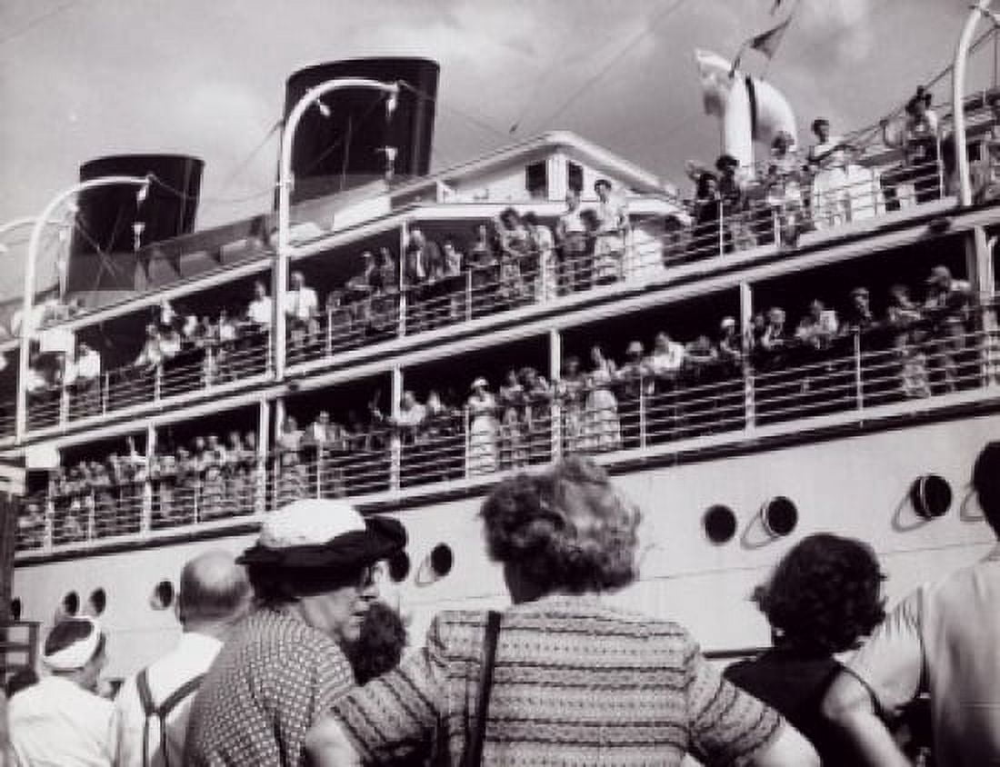 Group of people standing near a departing cruise ship Canvas Art - (18 x 24)
