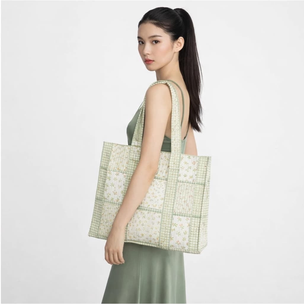 Gumesh Quilted Patchwork Tote Bag for Women, Light Green Gingham & Floral Print, Large Capacity Shoulder Bag for Work, Shopping, Beach, Travel