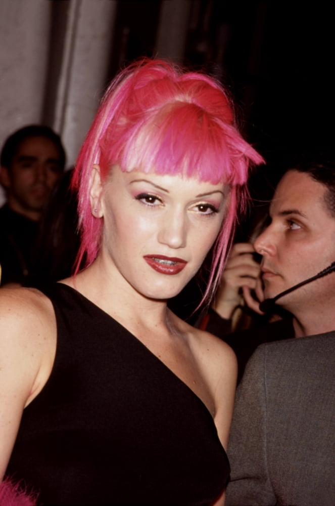 Gwen Stefani At The Vh1Vogue Fashion Awards Canvas Art -  (16 x 20)