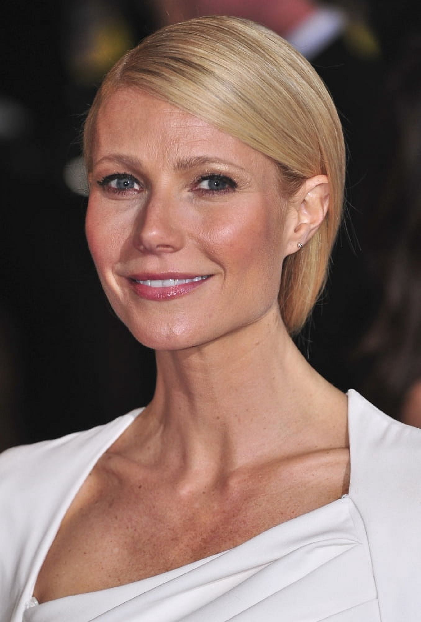 Gwyneth Paltrow At Arrivals For The 84Th Annual Academy Awards - Oscars 2012 - Arrivals 3 Canvas Art - (16 x 20)