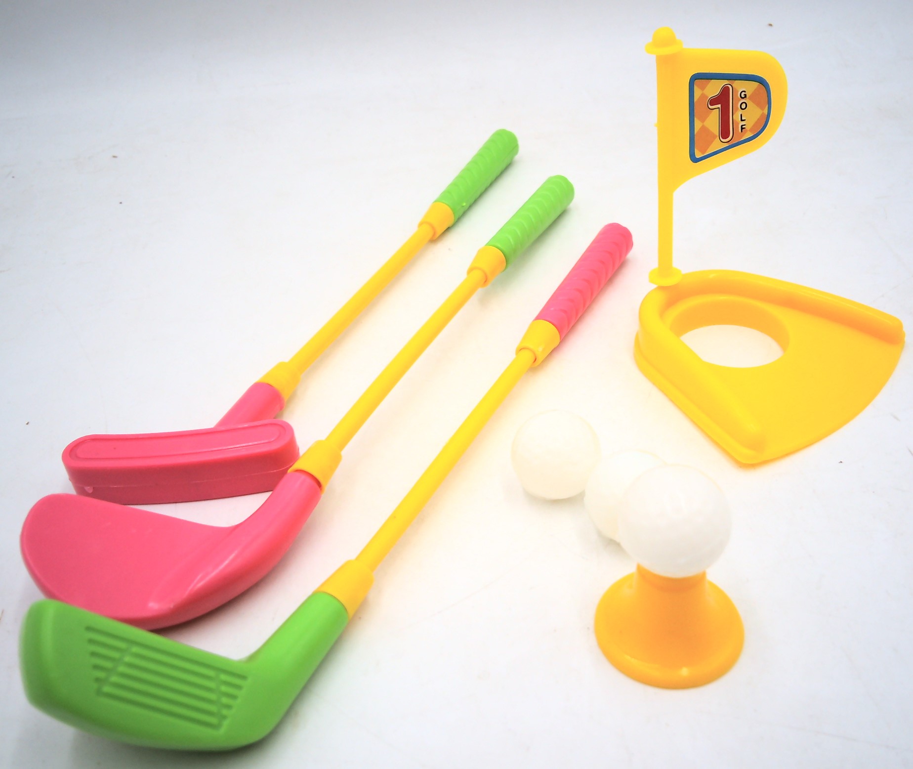 HAMMOND TOYS Mini Plastic Golf Ser with 3 Clubs, 3 Ball And Hole Cup