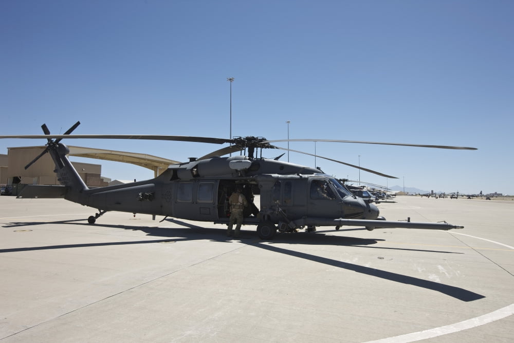 HH-60G Pave Hawk with pararescuemen Canvas Art - Terry MooreStocktrek Images (18 x 12)