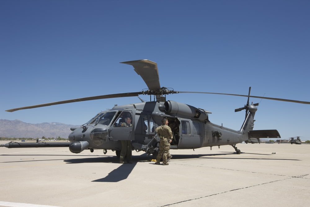 HH-60G Pave Hawk with pararescuemen Canvas Art - Terry MooreStocktrek Images (18 x 12)