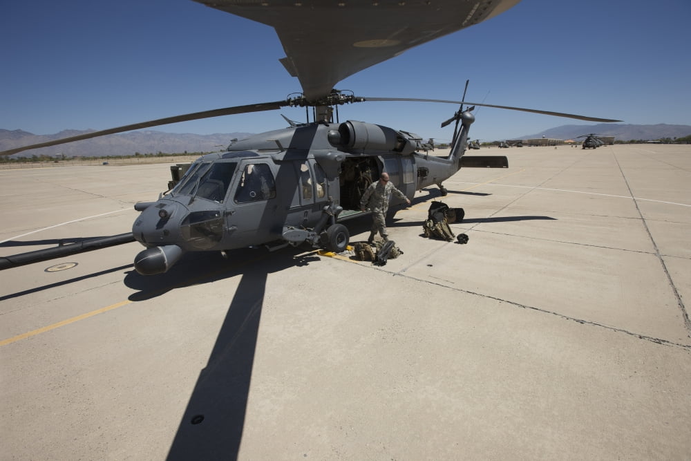 HH-60G Pave Hawk with pararescuemen Canvas Art - Terry MooreStocktrek Images (18 x 12)