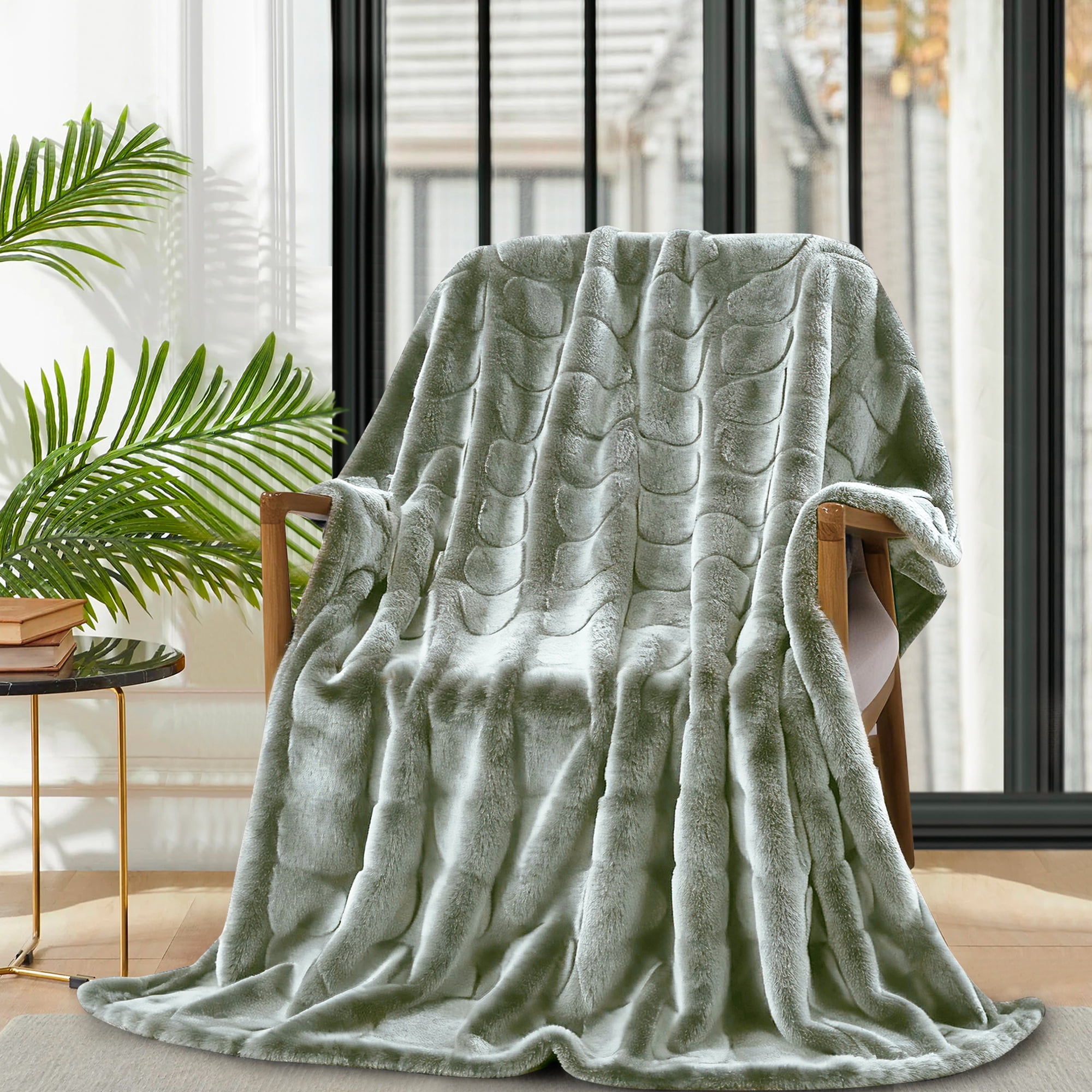HIG Plush Fur Throw Blanket – Soft Cozy 100% Polyester, Warm Decorative Blanket for Sofa, Bed & Living Room, 50×70 Inch