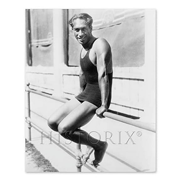 HISTORIX Vintage 1929 Duke Kahanamoku Sitting on Railing Print Photo - 8x10 Inch Vintage Olympic Swimmer Duke Kahanamoku Poster Wall Art