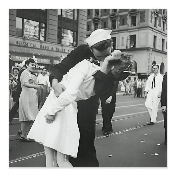 HISTORIX Vintage 1945 VJ Day Times Square Kiss Photo Print - Vintage Photo of Victory Over Japan Day Times Square Kiss in New York City