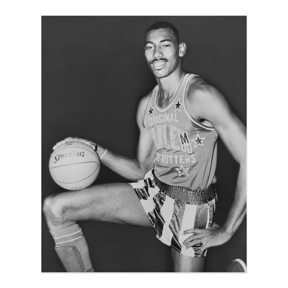 HISTORIX Vintage 1959 Wilt Chamberlain Poster Photo - Old Photo of Wilt Chamberlain Wearing Harlem Globetrotters Uniform Wall Art Print