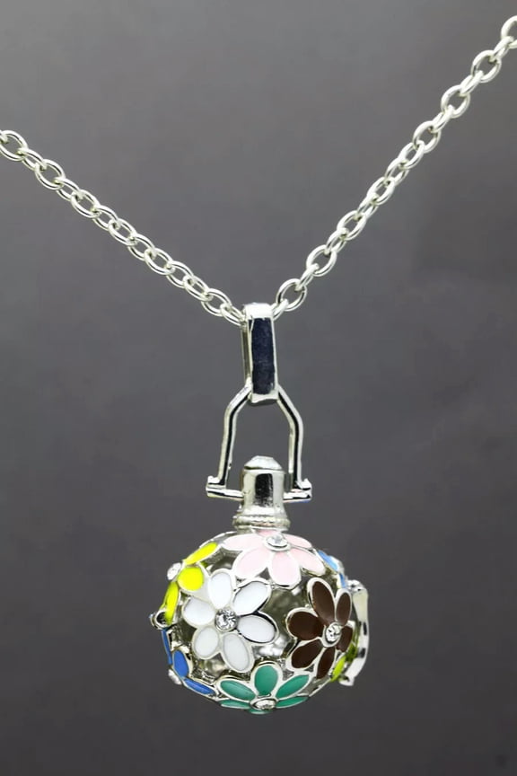 Small floral Hollow Locket Essential Oil Aromatherapy Diffuser Necklace G1
