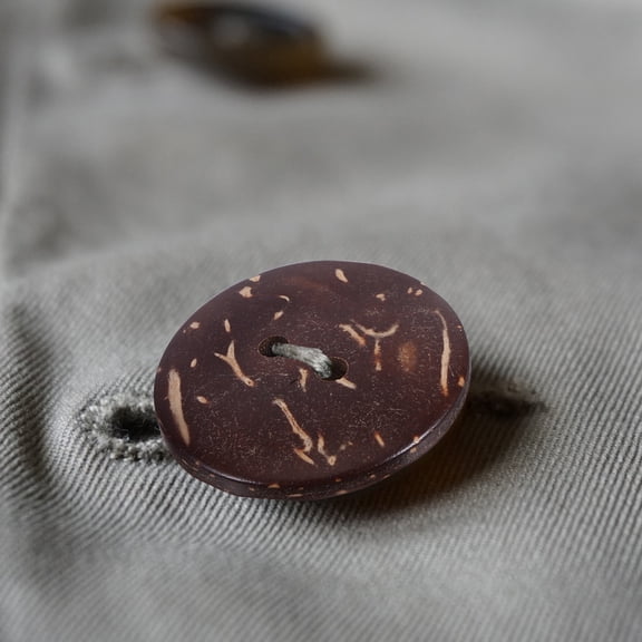 HOOWIFFY 50Pcs Natural Coffee Coconut Shell Buttons for Craft Sewing Clothes Bags Shoes