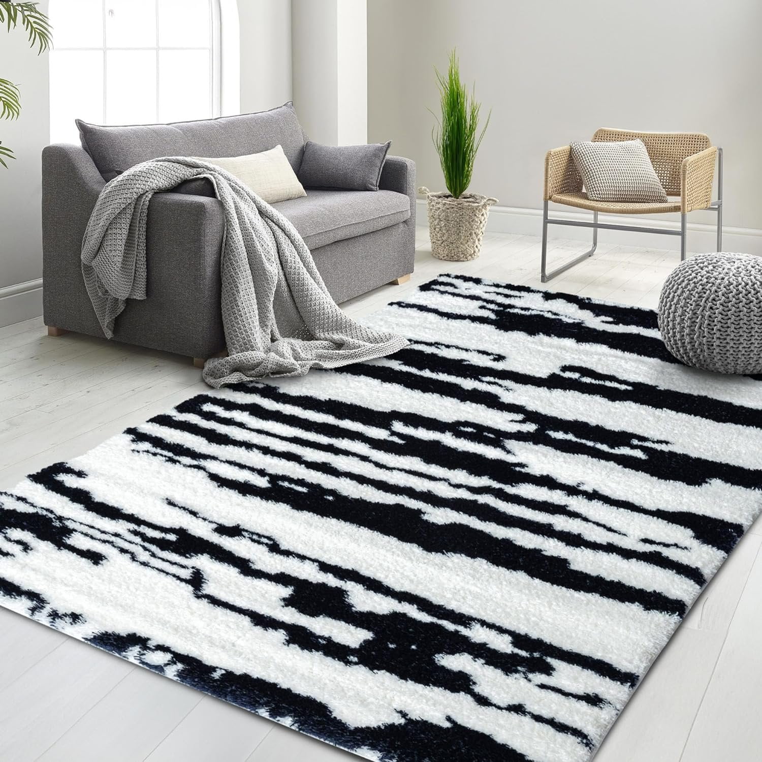HR Luxurious Black and White Geometric Shag Rug Soft High Pile