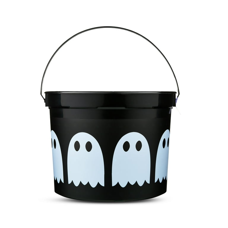 Halloween: Trick or Treat in Black