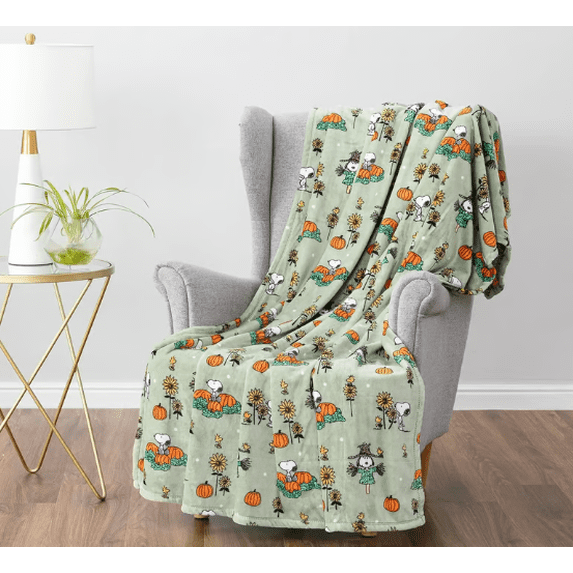 Halloween Plush Throw Blanket, Oversized Velvet Soft Fall Blanket with Cartoon Print Design, Comfortable Warm Seasonal Blanket for Bedroom & Living Room