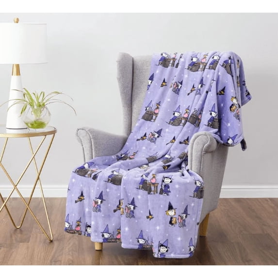 Halloween Plush Throw Blanket, Velvet Soft Oversized Fall Blanket with Cute Cartoon Character Design, Cozy Warm Lightweight Blanket for Sofa, Bed and Home Seasonal Decor
