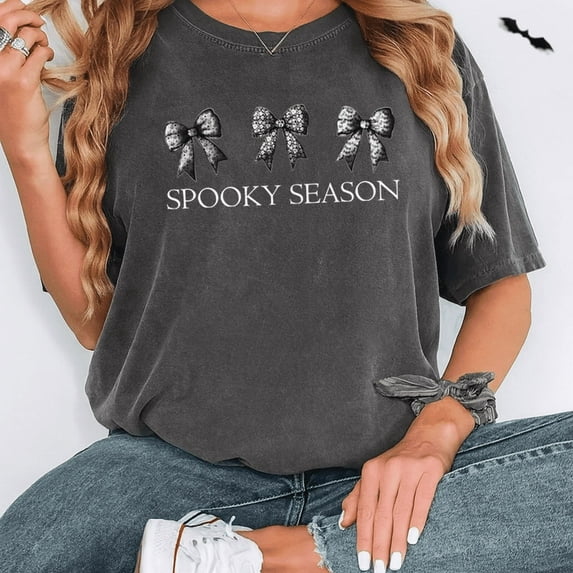 Halloween Spooky Season Bow Graphic T-Shirt – Cute Gothic Aesthetic Tee for Women
