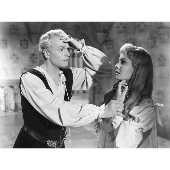 Hamlet From Left: Laurence Olivier Jean Simmons 1948 Photo Print (28 x 22)