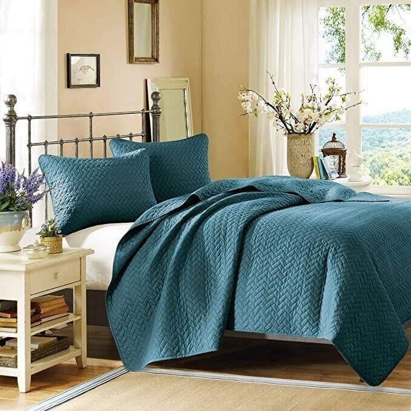 Peacock Velvet King Quilt Set with Cotton Herringbone Pattern