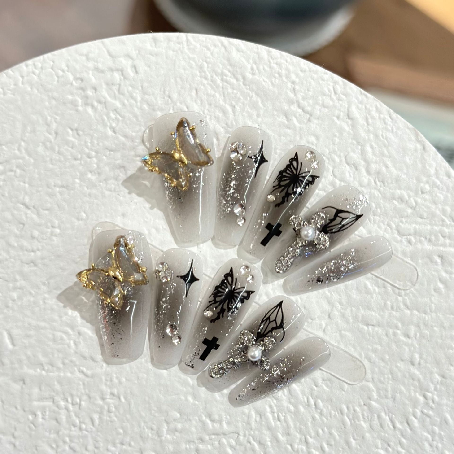 Hand-worn nail pads, high-end summer black smudges, butterfly drills, removable manicure stickers, crosses, fake nails