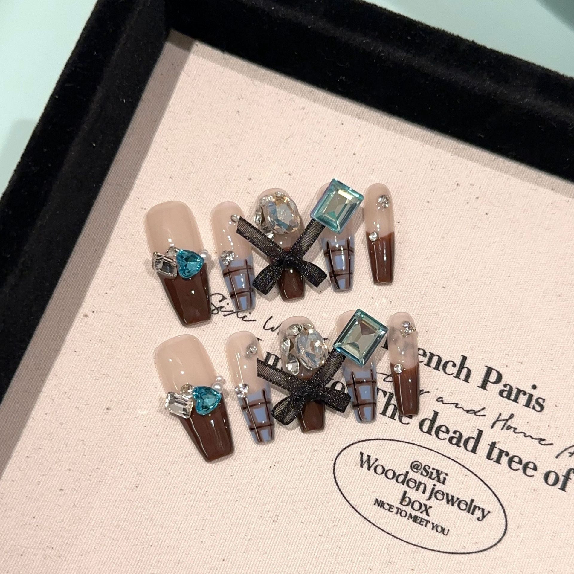 Hand-worn nail pads, high-end winter and autumn brown French manicure, white bow, hand-painted plaid nails