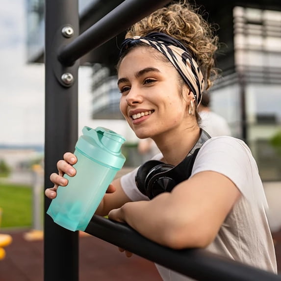 Handheld Fitness Shaking Water Cup 500ml, Leak Proof Protein Powder Mixer With Built-In Stirrer One-Handed Grip, Portable Sports Bottle for Gym Running Outdoor Exercise and Travel