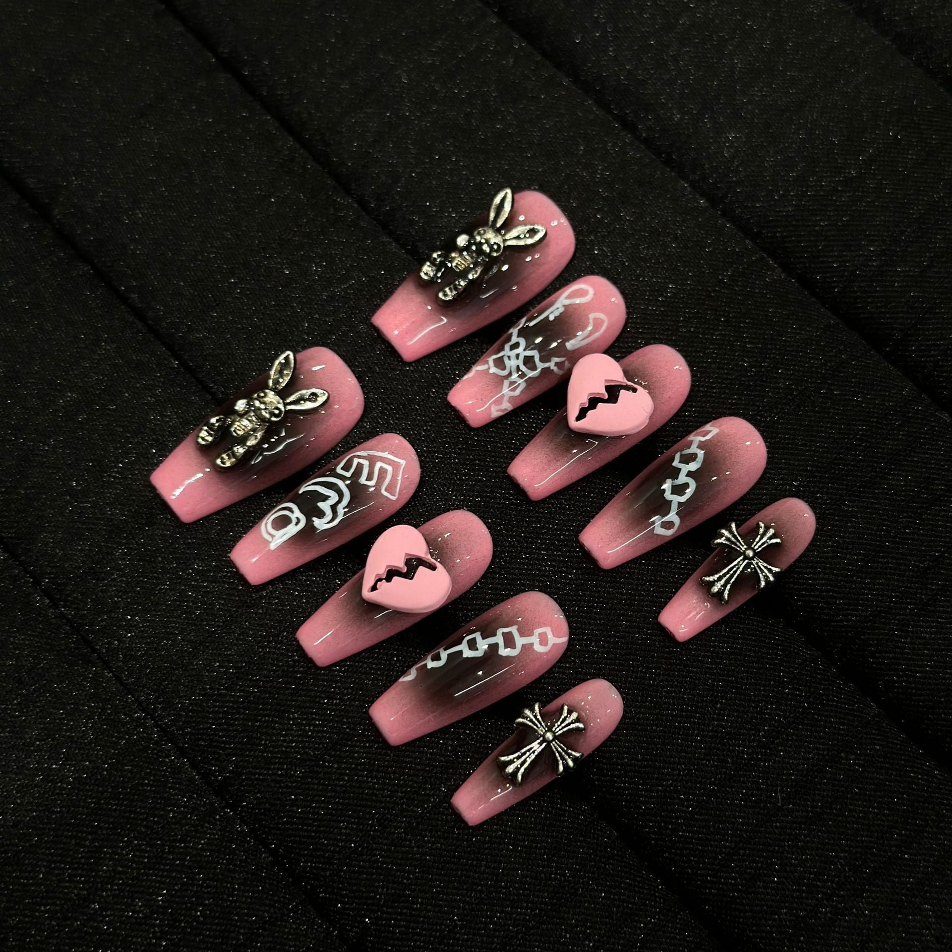 Handmade nail pads, advanced sense, summer violence, rabbit pink love manicure, black smudged Crowe heart fake nails