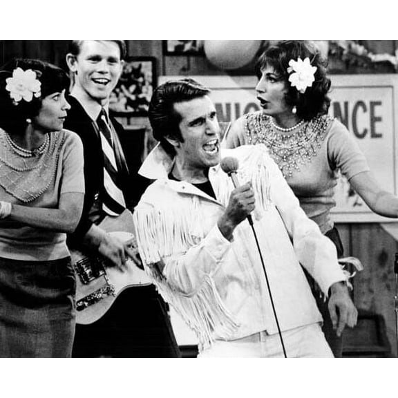 Happy Days Fonzie belts out song Laverne & Shirley & Richie watch on 8x10 photo