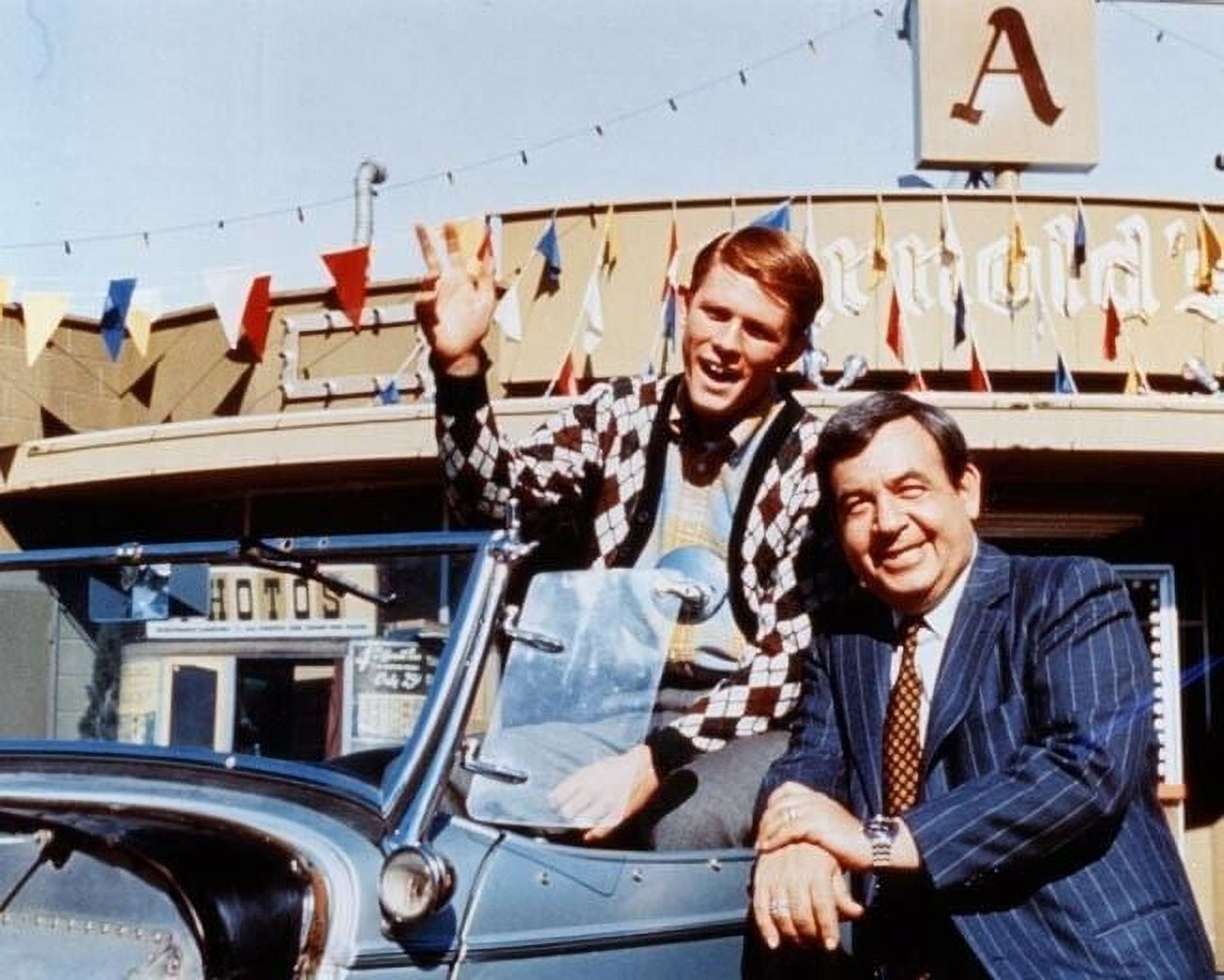 Happy Days Tom Bosley Ron Howard with car outside Arnold's 16x20 inch