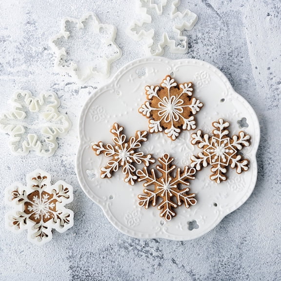Happy date 4pcs Christmas Frosting Cookie Snowflake Cookie Moulds, Beautiful Snowflake Shape Cookie Cutter Christmas Style DIY Plastic Biscuit Cutter Kitchen Tools